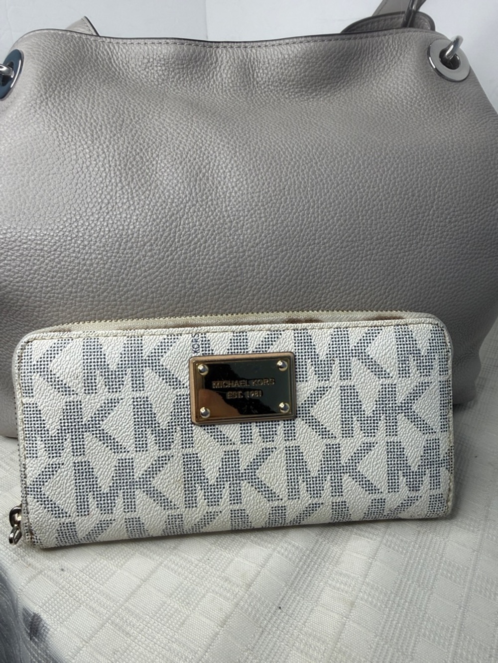 Michael Kors Raven Large Pebbled Leather Tote, Pearl Grey Bag /Wallet set. - Picture 7 of 15